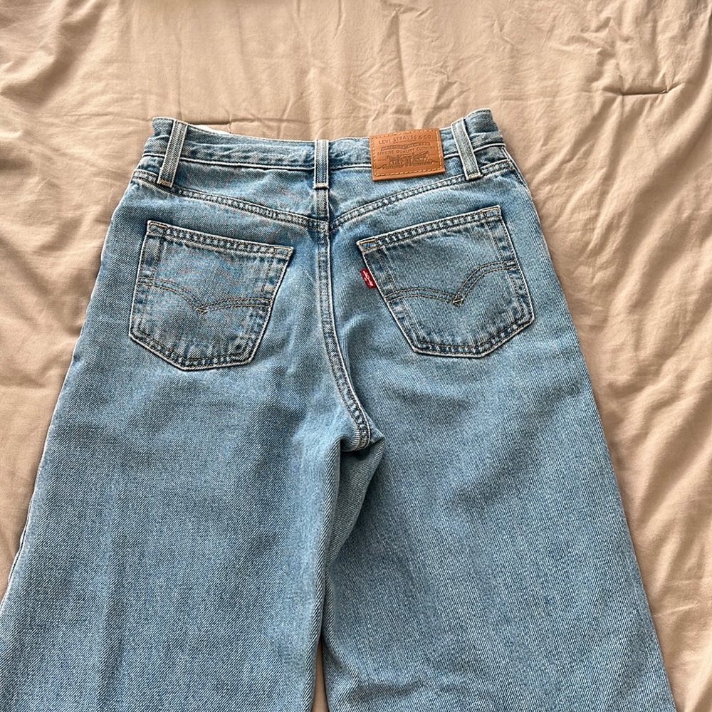 light denim Levi’s jeans